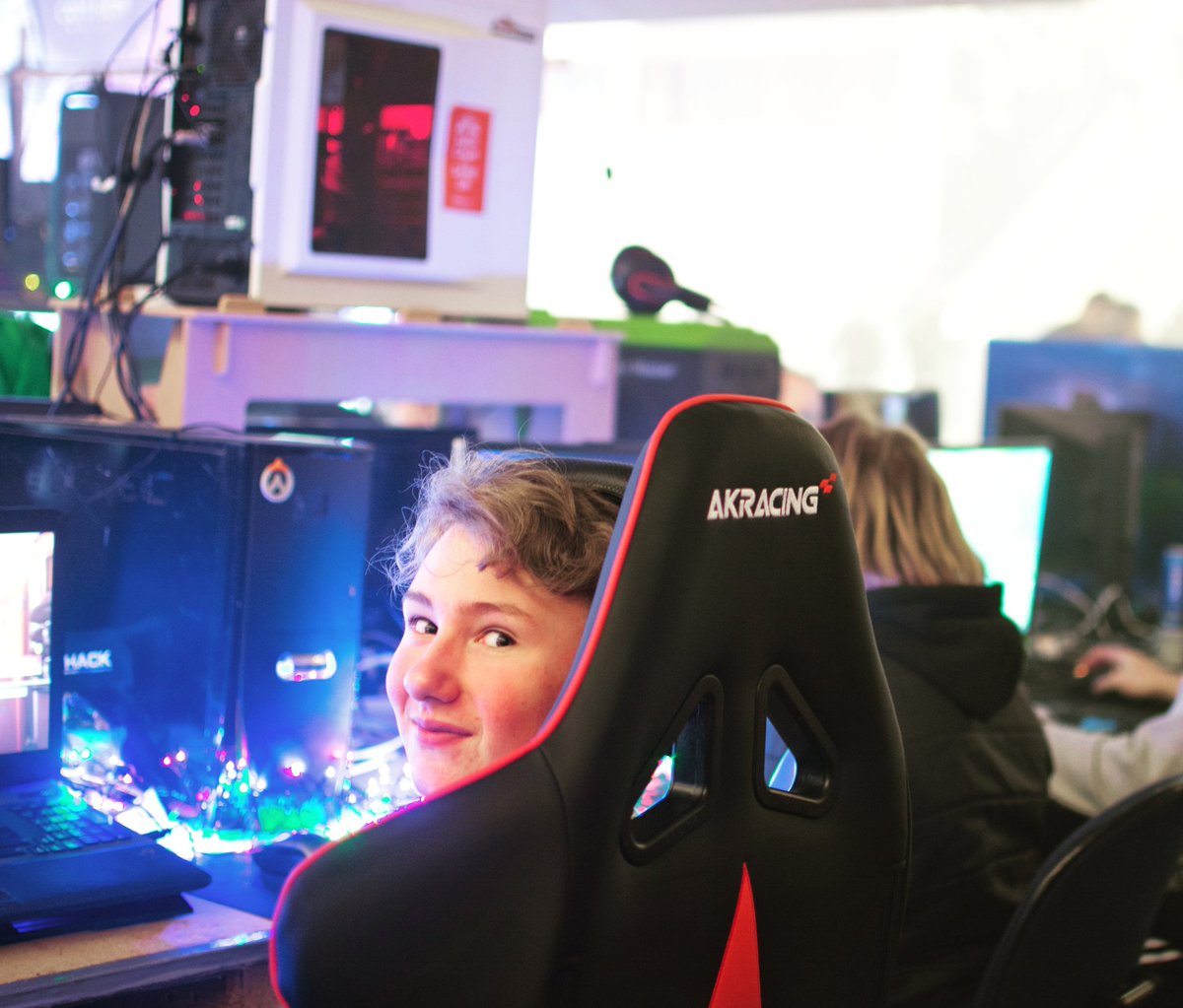 The seat to keep you fresh while at a LAN. AKRacing FTW.