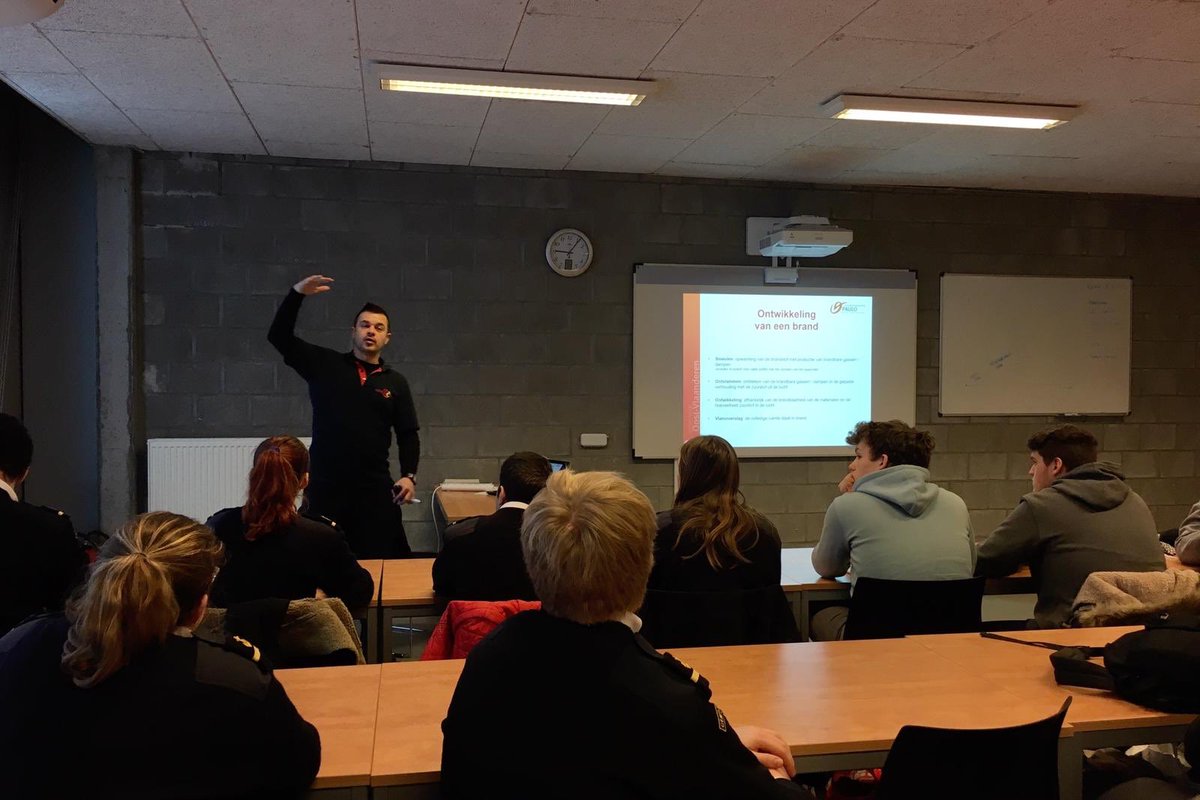 Cenflumarin's tweet image. Als er nog iemand zou twijfelen aan onze slogan “Algemeen Secundair Onderwijs”: onze zesdejaars MT op hun eerste dag van de cursus brandbestrijding! #basicfirefighting