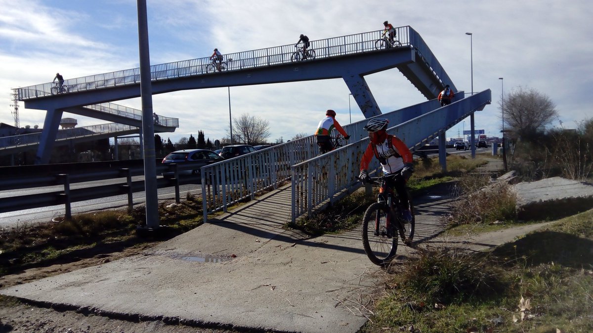CorredorEcoSur's tweet photo. La pasarela que salva la #A5 conecta el parque de Las Presillas con los caminos y vías pecuarias del corredor ecológico del suroeste. Es senda de paso habitual de caminantes y ciclistas. También equipos deportivos (como se ve en las imágenes) https://t.co/skbVXfEgNk