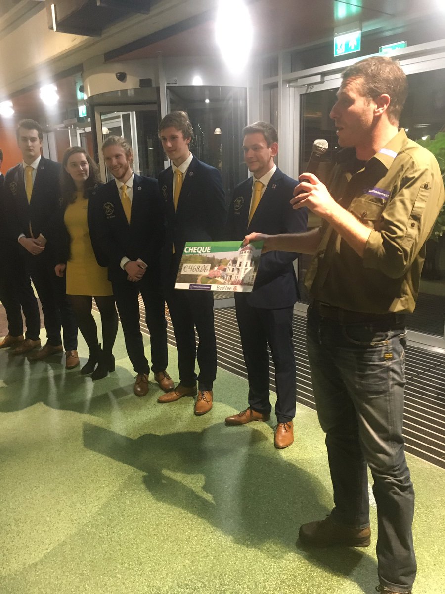 Bosw8erBart's tweet image. Zojuist Een cheque van €468 euro in ontvangst mogen nemen van studentenvereniging #BeeVee #Nijmegen van Radboud University. @Natuurmonument was afgelopen jaar goed doel en bedrag wordt besteed voor herstel van historisch waterornament op #landgoed #jachtslot de #Mookerheide.