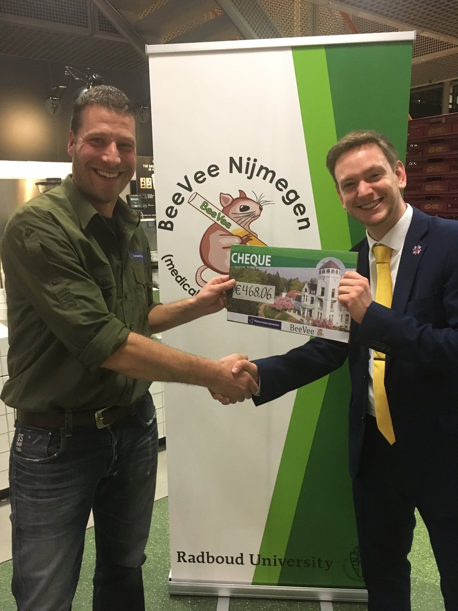 Bosw8erBart's tweet image. Zojuist Een cheque van €468 euro in ontvangst mogen nemen van studentenvereniging #BeeVee #Nijmegen van Radboud University. @Natuurmonument was afgelopen jaar goed doel en bedrag wordt besteed voor herstel van historisch waterornament op #landgoed #jachtslot de #Mookerheide.