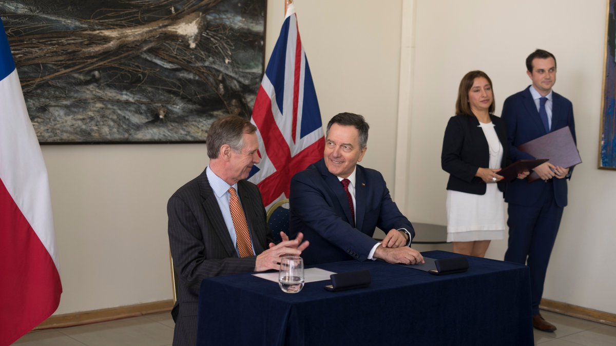 subrei_chile's tweet photo. #ChileUK Hoy se firmó el #AcuerdodeAsociación Chile-Reino Unido. Este instrumento asegura a los exportadores que sigan gozando de los mismos beneficios ante la posible salida de UK de la UE. Este representa el 1er acuerdo comercial independiente de Reino Unido en el mundo 🇨🇱🇬🇧 https://t.co/0oqLd9Dqen