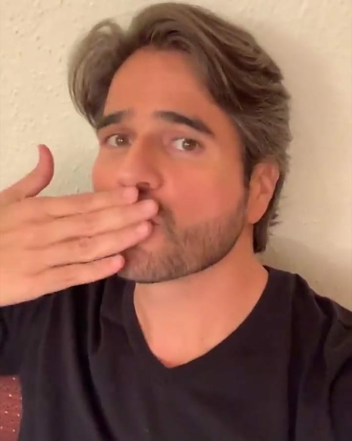 ¡Nuestro querido <a href="/DanArenas/">Daniel Arenas</a> nos manda un besote!😘😘😍