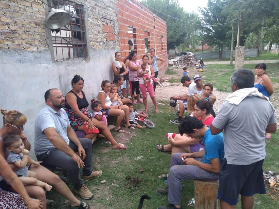 LaloCreusOk's tweet photo. Conversando junto a los vecinos del Barrio El Progreso de #VirreyDelPino #LaMatanza #IdentidadVecinal https://t.co/x7WbaVFkN8