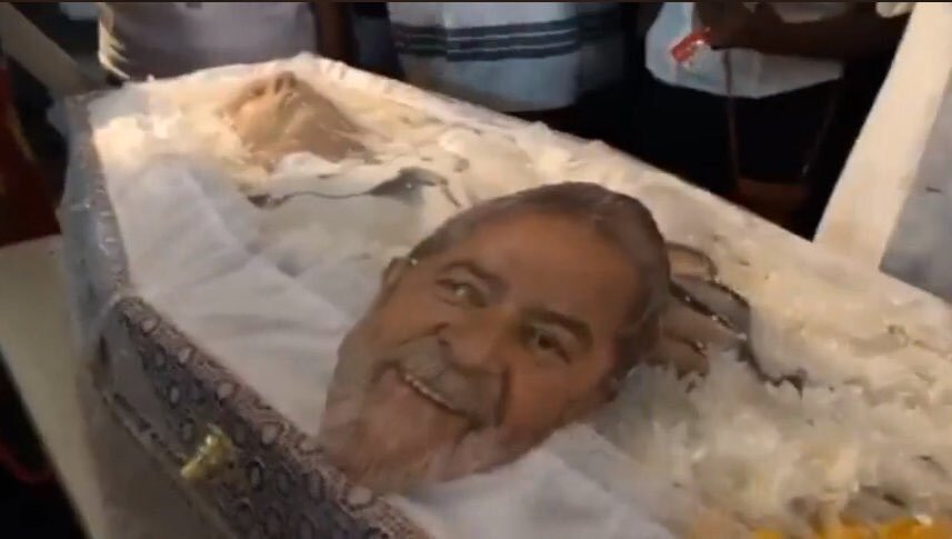 Oniphodente's tweet photo. LULA APARECE SORRINDO NO VELÓRIO DO PRÓPRIO IRMÃO! https://t.co/xXQ8ithboI