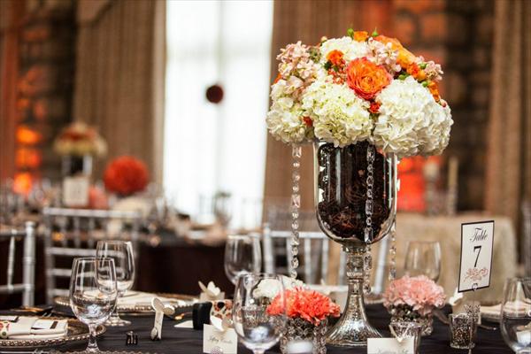 Nothing like a pop of #floral on this #wintry #weddingwednesday. #weddingsattheelms #floralinspo #weddingtablescape