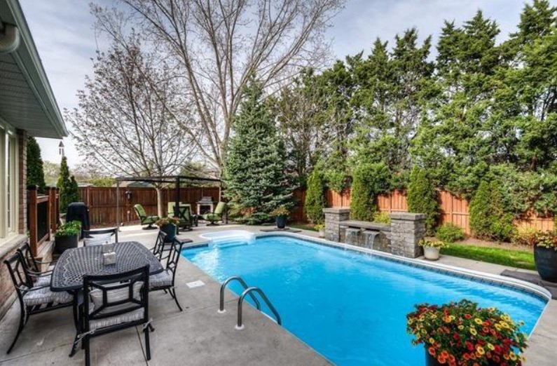 ChestnutPrkWest's tweet photo. CPW's @VickeryJasmyn presents this lovely 4+1 bedroom, solid-brick executive home in North Brantford.  Just minutes to the 403, schools, shopping... and more!  Check it out: https://t.co/s4SMPOx9NF #RealEstate #Brantford #Lifestyle #Design https://t.co/122FzycGM3