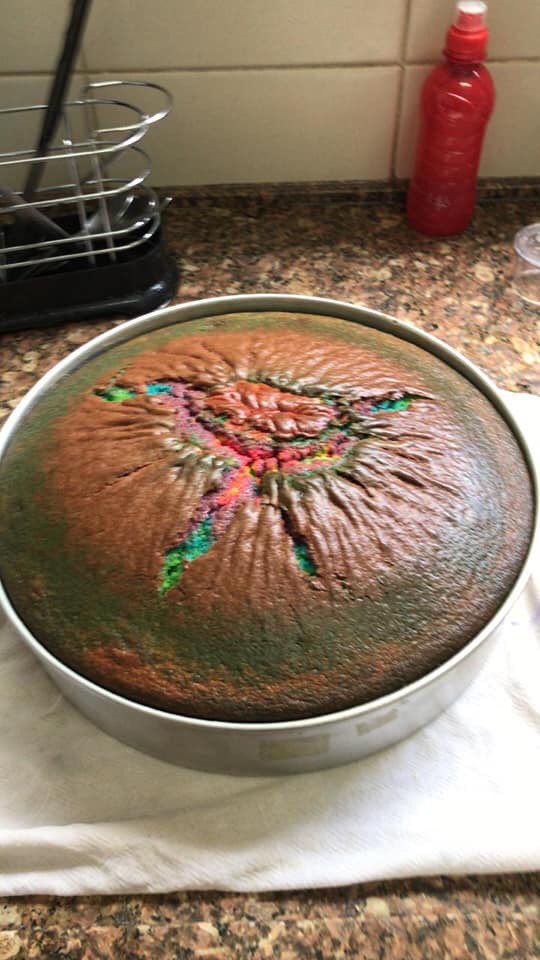 notearstodanger's tweet image. Quando você tenta fazer um bolo arco íris e sai parecendo o cu de um unicórnio