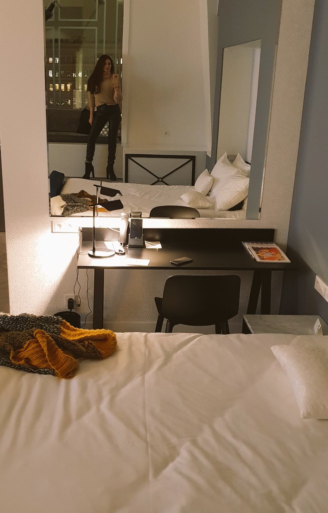 Highheeledlady's tweet photo. Chillin before dinner and Warsaw by night #travel #citystudy #tourism #warsaw #Poland https://t.co/Kar3n2aPxe