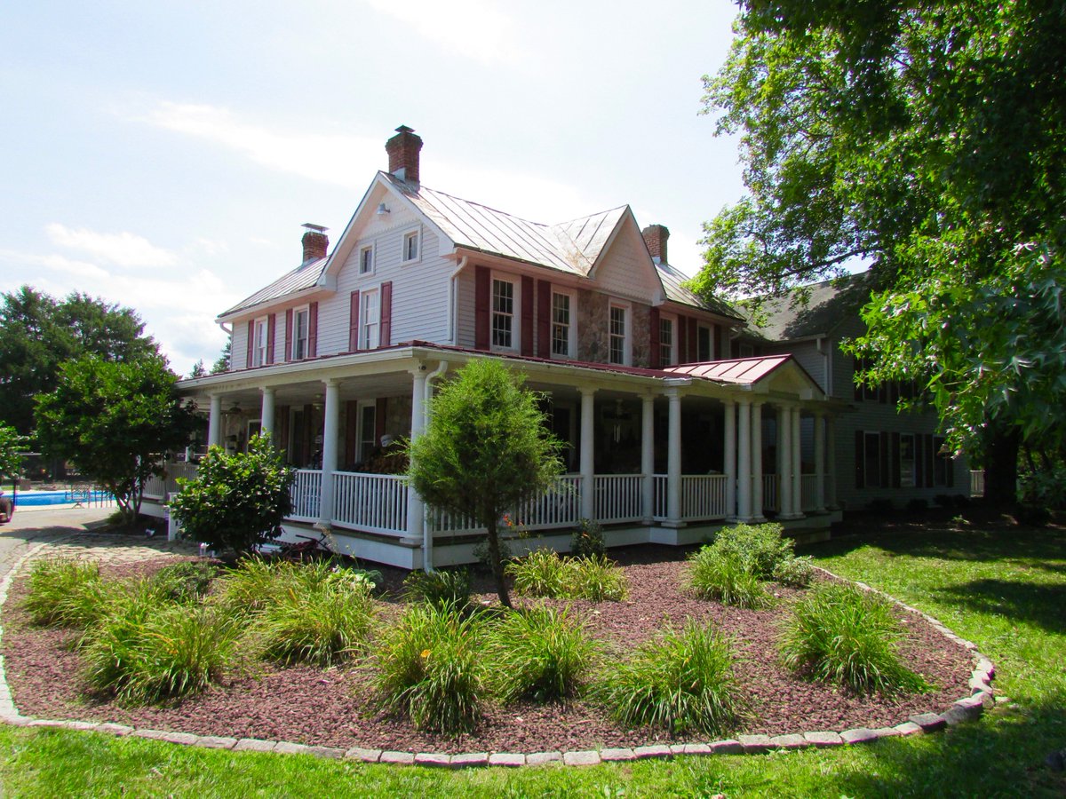 TheDAnthonyGro1's tweet photo. JUST REDUCED! Gorgeous prop in #Sykesville w/MANY possible uses! Huge pool, pavilion w/beach, 2 lg buildings for events/parties, playground, skate park, bmx track, areas for rock climbing, vball, soccer, bball/tennis, paintball, equest paddocks &amp; training arena! House w/4000+SF https://t.co/OFA2PIcMhT