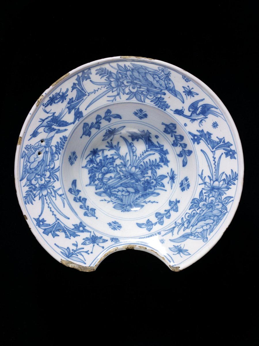 JanMooreMrsCox's tweet photo. A shaving basin from the #17thCentury. The barber mixed soap and water in the bowl. The semi-circle fitted around the man's neck while his face was lathered.
#LostTools
https://t.co/smObjwIvCj
© Victoria and Albert Museum, London https://t.co/038dsPikWT