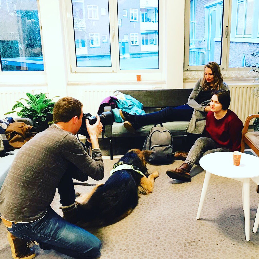 lsz_nl's tweet photo. Een klein kiekje van een kiekje. 
Vandaag werden er foto’s gemaakt voor de infowebsite vh @Trimbos, @Fivoor en ons. De foto’s zijn natuurlijk gemaakt door @reyneveld. En grote dank aan onze briljante modellen Kyra en Sarah!
#zelfbeschadiging #informatie #website #mooiefotos https://t.co/N1k3zi3kE0