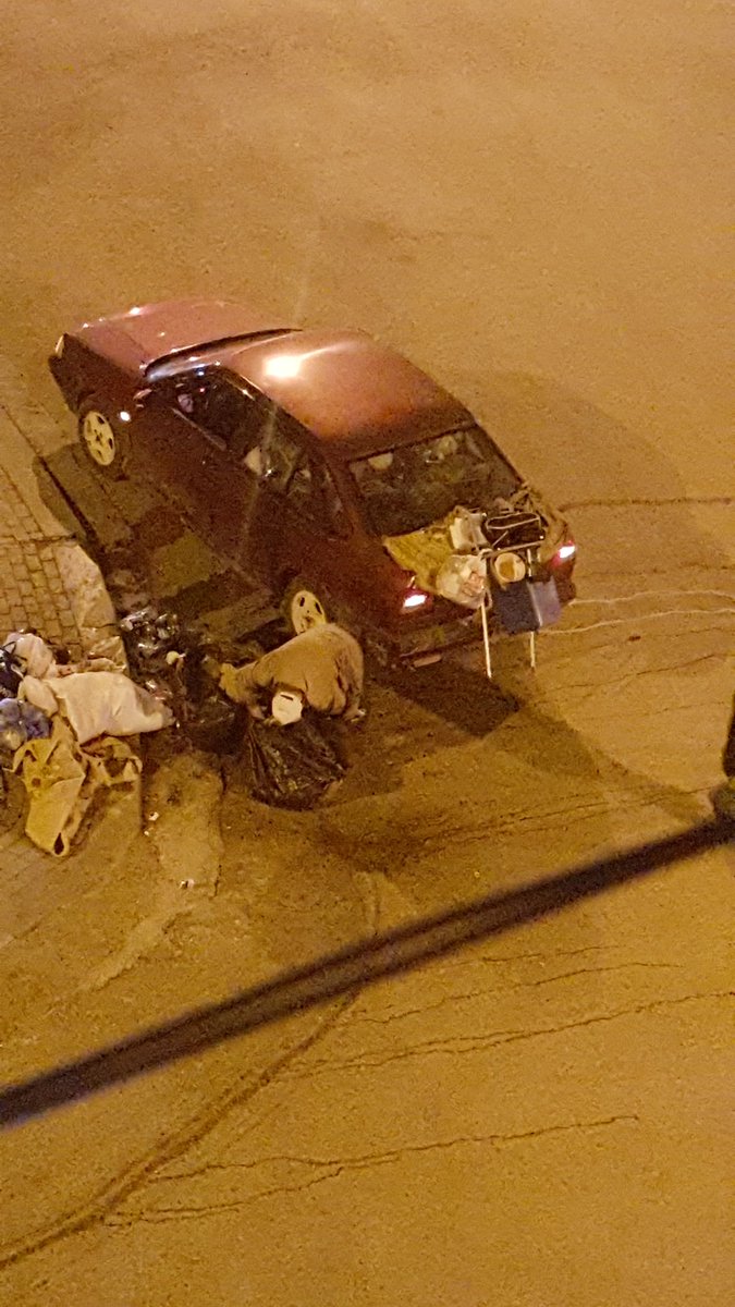 Bizim zamanında yanindan geçemedigimiz Temra ile plastik atik topluyo herif. Plâstik atık toplamada gelinen son nokta.