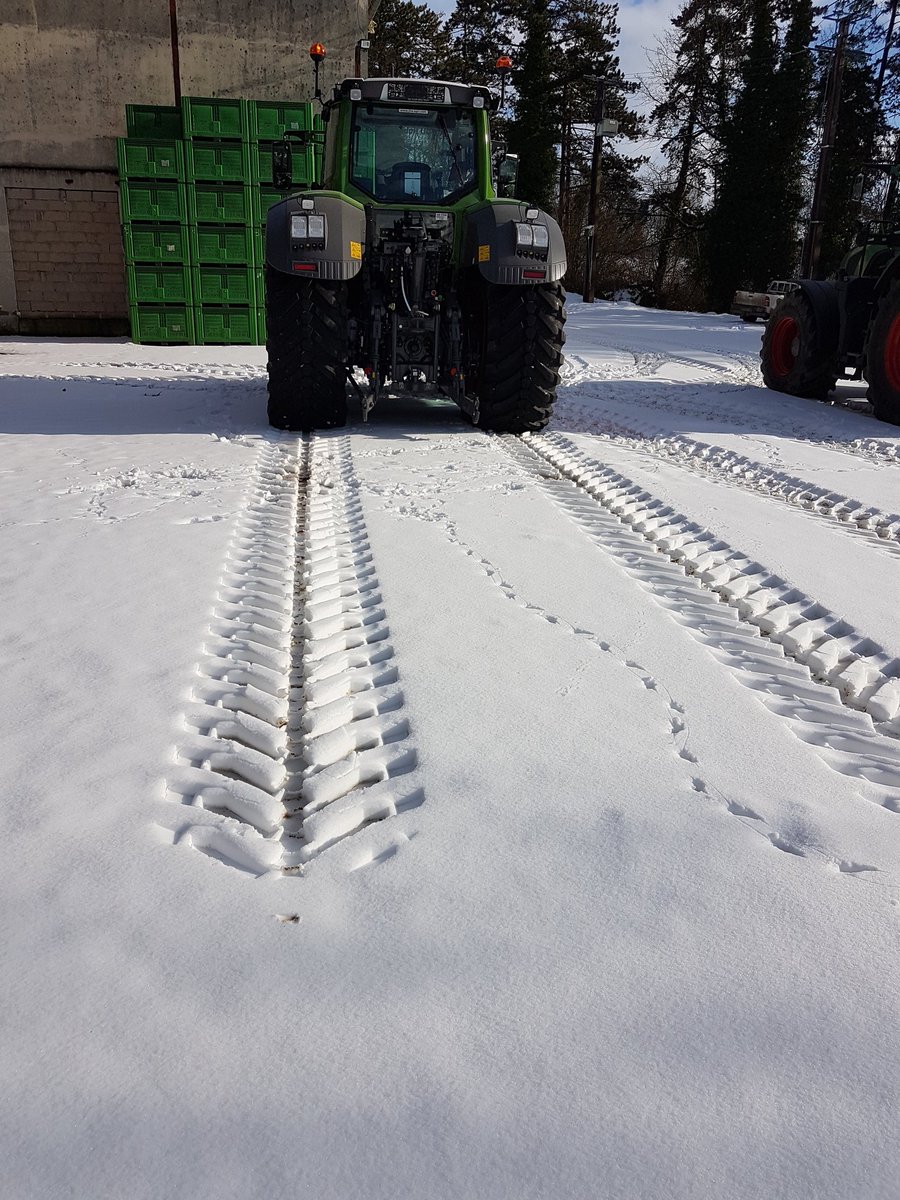 DemouryFr02's tweet photo. @MichelinAgriFR
#Evobib vs #Axiobib
La neige permet de faire des tests d empreinte
Pour l arrière Evobib 710/70 r 42
À 1,8 bar seulement 54 cm de largeur qui touche le sol pour la route
À 0,7 bar 76 cm de largeur au sol pour le champ
@BBeraudSudreau @Fendt_nl https://t.co/C7E6JSO7S2