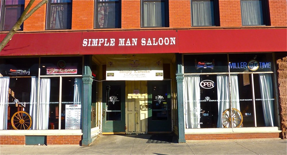 NewEnglandInfo's tweet photo. The Simple Man Saloon in Clinton, Mass., just feels so right with its unpretentious hometown vibe and great comfort foods, drinks and live music: https://t.co/8bRihdfW6W #SimpleManSaloon #restaurant #clintonma https://t.co/PYsdHhuQhY