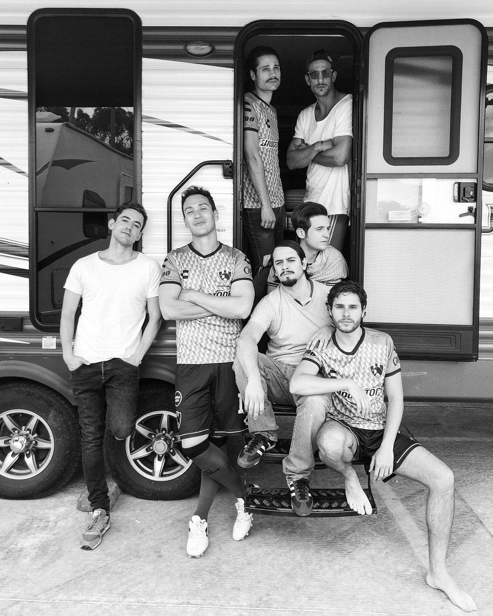 LuisGerardoM's tweet photo. Un behind the scenes. 
De cuando filmábamos nuestra última temporada. 
Amanecí extrañado a estos weyes. No tanto el olor de su camper. 
#ClubDeCuervos https://t.co/sJC6zYxqkn