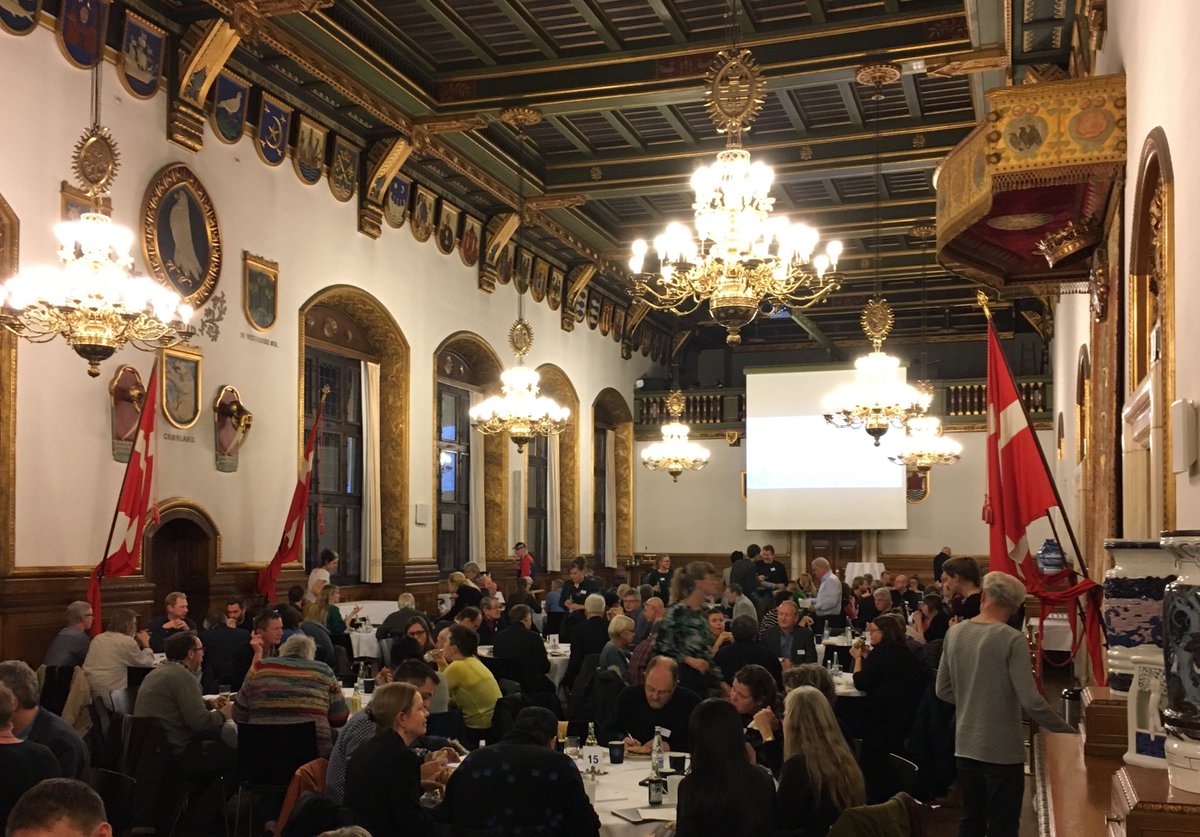 jorgensenmarie's tweet image. Festsalen summer mens 200 Københavnere giver deres input til, hvad borgerinddragelse skal være i Københavns Kommune fremover til aftenens #københavnerkonference #borgerinddragelse ⁦@Teknodk⁩