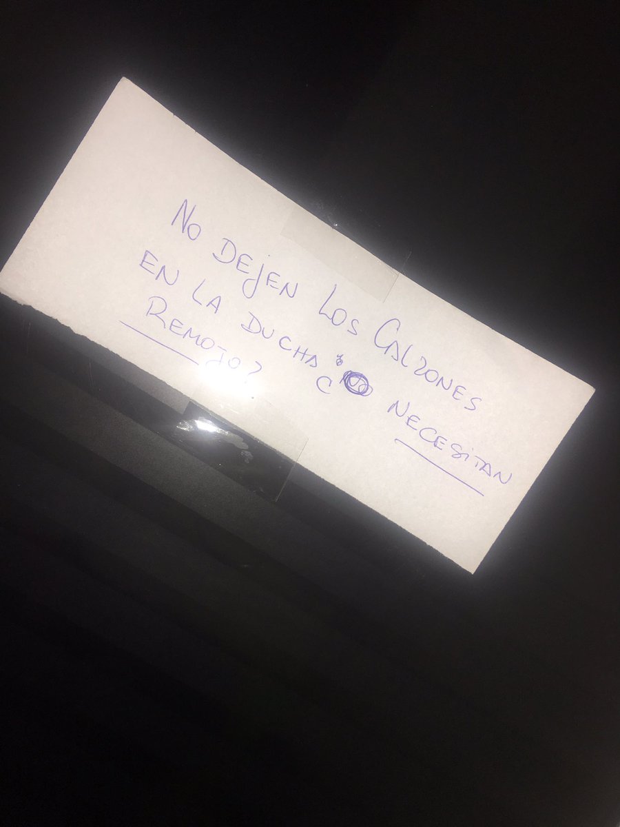 OrneeLoopardo's tweet image. Mamá nos dejó estos carteles por toda la casa, no se porque