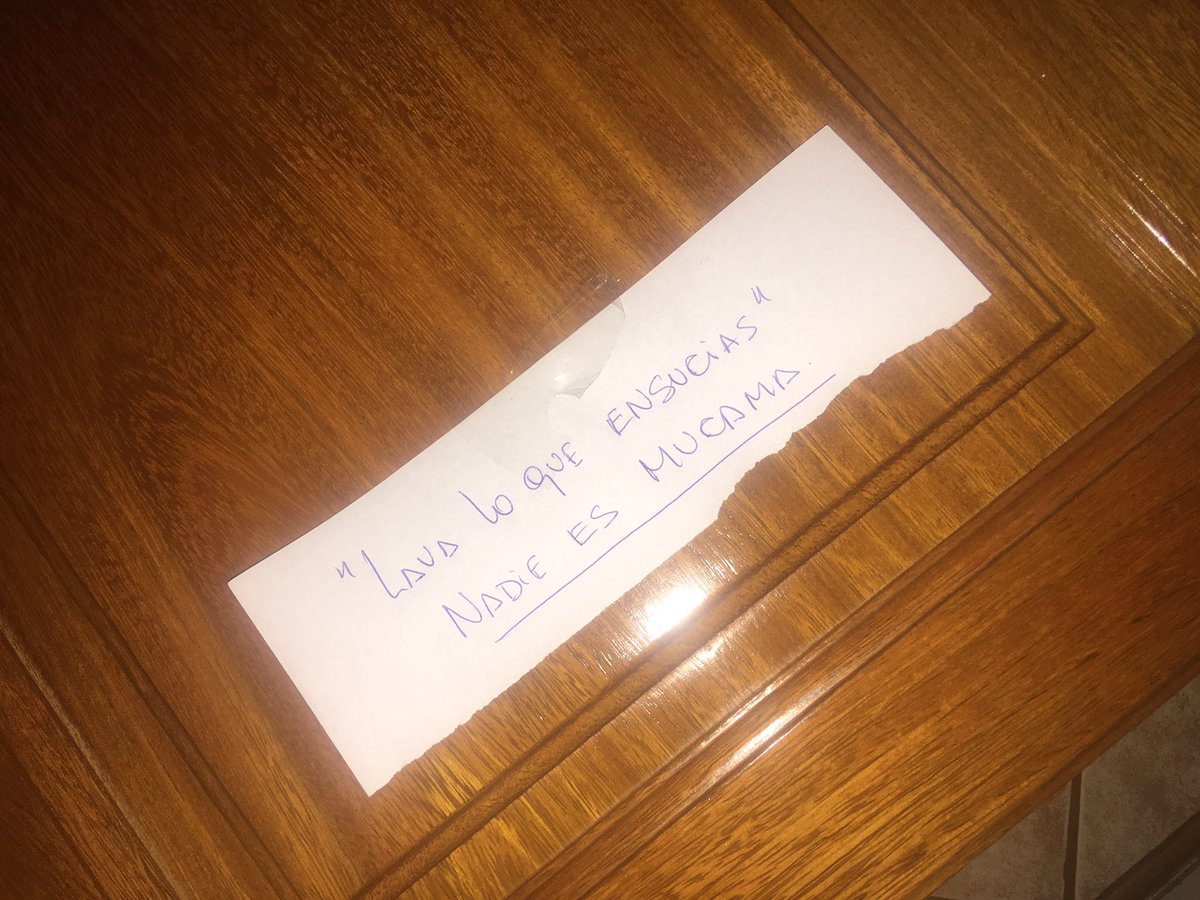 OrneeLoopardo's tweet image. Mamá nos dejó estos carteles por toda la casa, no se porque