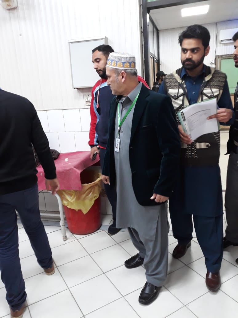 HealthSialkot's tweet photo. چیئرمین ڈسٹرکٹ ہیلتھ ایڈوائزری باڈی سیالکوٹ، زاہد سلیم باجوہ صاحب کی ہدایت ہر ممبر عمران بٹ صاحب، حسنین منہاس و ٹیم نے رات گئے DHQ سول ہسپتال سیالکوٹ کا سرپرائز وزٹ کیا، https://t.co/vjE1JdGO6Y