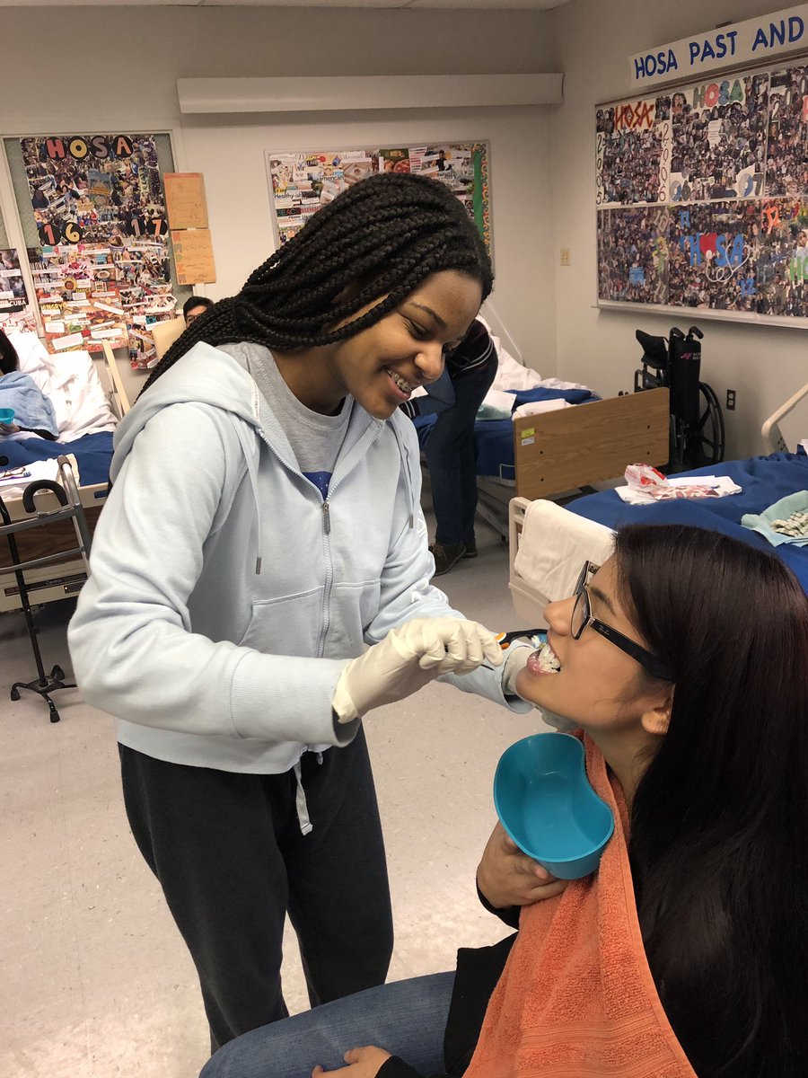 HosaJpt's tweet photo. Fun day in the lab practicing brushing patients teeth. #🦷🦷 #pearlywhites #toothbrushlab https://t.co/FhiYFWv4tw