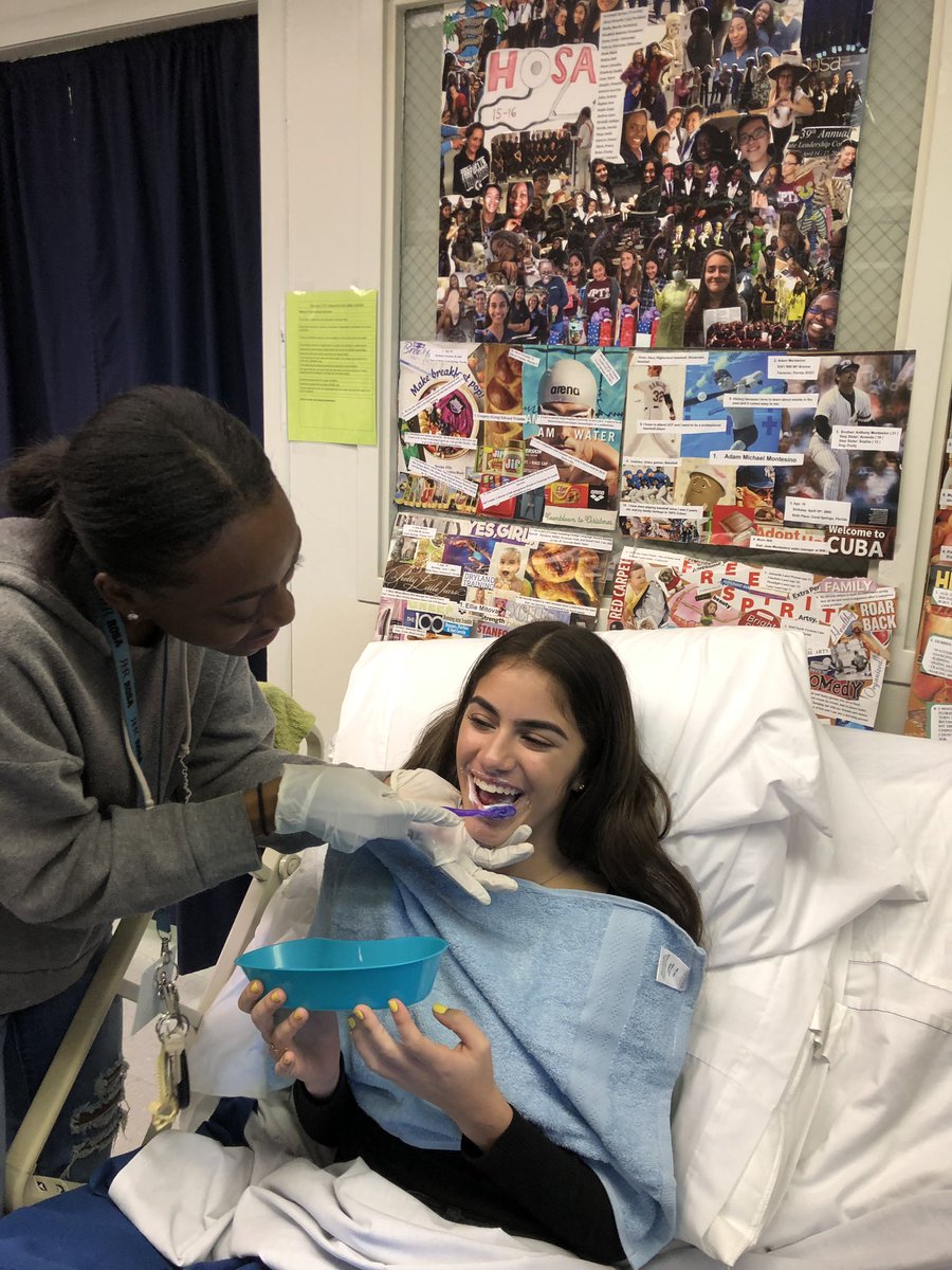 HosaJpt's tweet photo. Fun day in the lab practicing brushing patients teeth! #🦷🦷 #pearlywhites #laughing #toothbrush #cleanteeth https://t.co/b9Kj7r8pyW