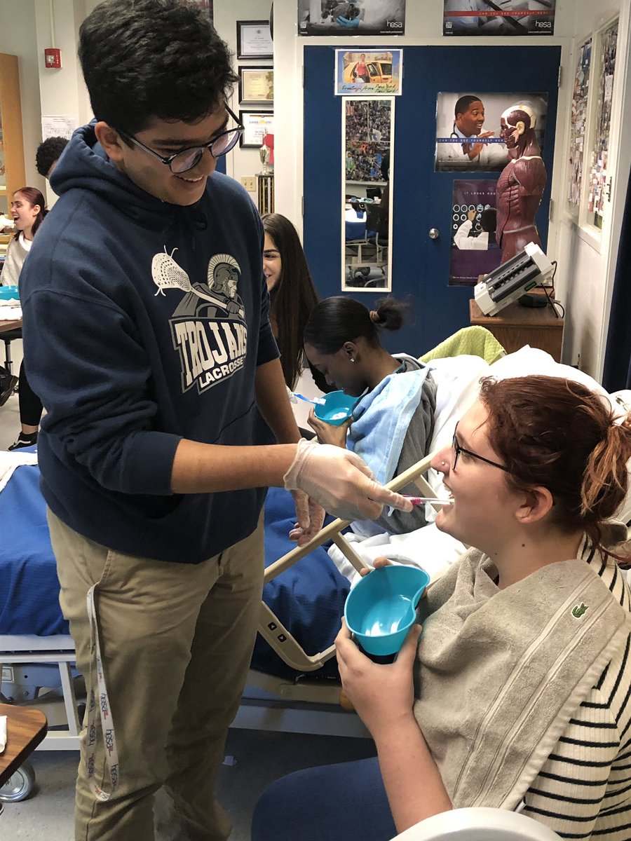 HosaJpt's tweet photo. Fun day in the lab practicing brushing patients teeth. #🦷🦷 #pearlywhites #toothbrushlab https://t.co/nzI7oFaNun