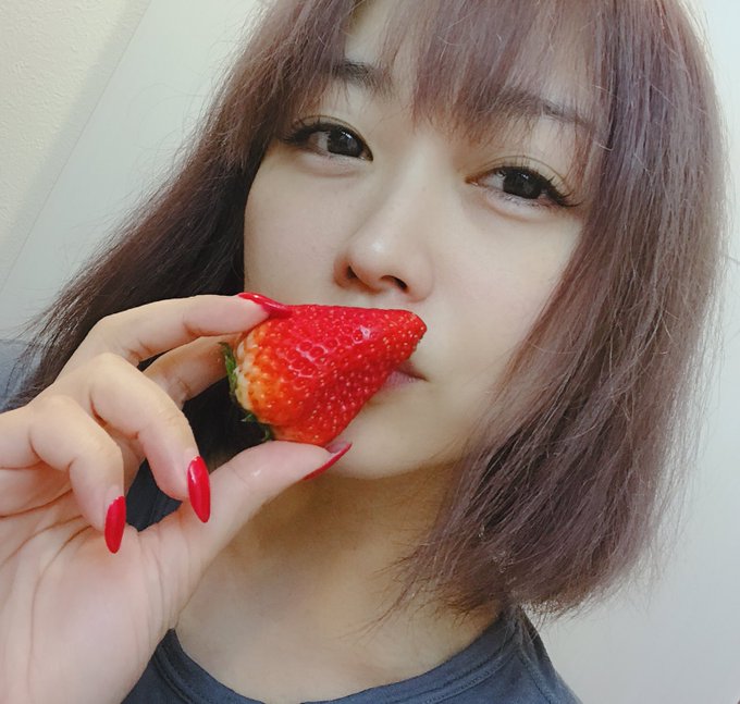 いちごおいしかた🍓 https://t.co/q0UNgVii14<a href="/tag/%E8%87%AA%E6%92%AE%E3%82%8A%E3%81%8A%E3%81%B0%E3%81%95%E3%82%93"class="tags"><span>#自撮りおばさん</span></a>