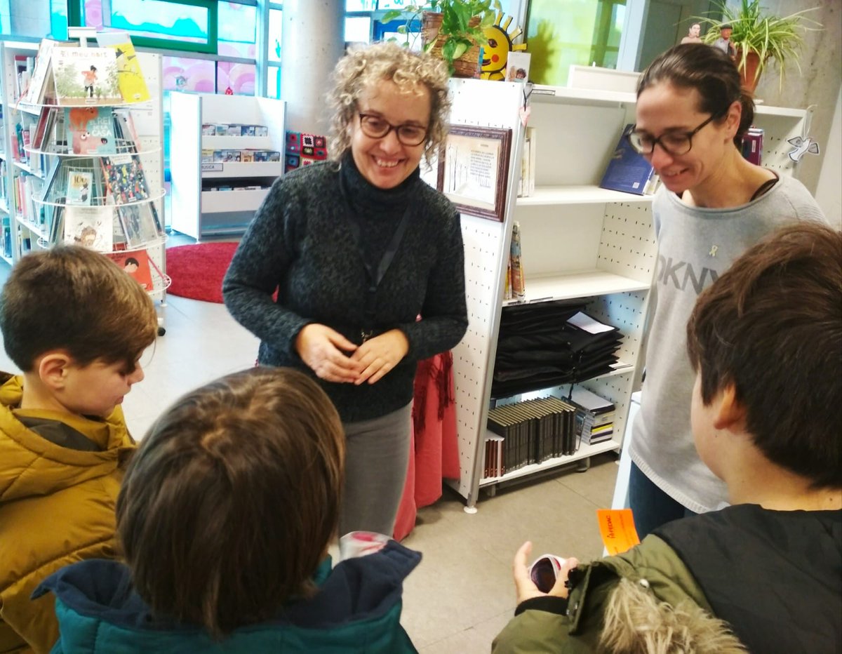 FEDAC_Angles's tweet photo. Per celebrar el dia de la Pau,al matí, hem anat pels establiments del poble @AjuntAngles a repartir un detall. Molt agraïts per la rebuda de tothom. La pau és el camí. #denip19 #DiadelaPau #avuixdemà #passióxeducar @EscolesFEDAC #escolesfedac @FEDAC_Angles https://t.co/FgDAYRczXO