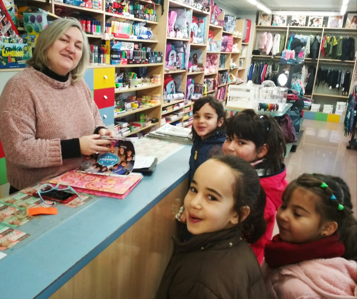 FEDAC_Angles's tweet photo. Per celebrar el dia de la Pau,al matí, hem anat pels establiments del poble @AjuntAngles a repartir un detall. Molt agraïts per la rebuda de tothom. La pau és el camí. #denip19 #DiadelaPau #avuixdemà #passióxeducar @EscolesFEDAC #escolesfedac @FEDAC_Angles https://t.co/FgDAYRczXO
