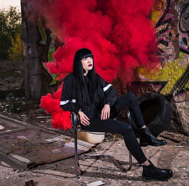 CaLupig's tweet photo. *Werbung durch Namensnennung*
Model: @horizon.nn 
#lostplaces #rot #rauchbombe #rauchbombenshooting #eswirdmalwiederzeit #model #gotha #farbenfroh #longblackhair #carolinphotography #nikon https://t.co/U6CBedqXVk