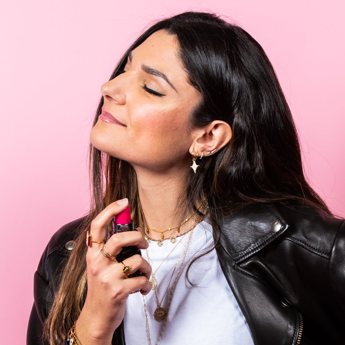 Nocibe's tweet photo. Il semblerait qu'une nouvelle vidéo soit disponible sur notre chaine #Youtube ! @Junesixtyfive répond à quelques questions sur le parfum #YesIAm #PinkFirst de #Cacharel 💄 Venez vite la découvrir : https://t.co/nRRGTRA3oV https://t.co/RHK7Ev4oy1