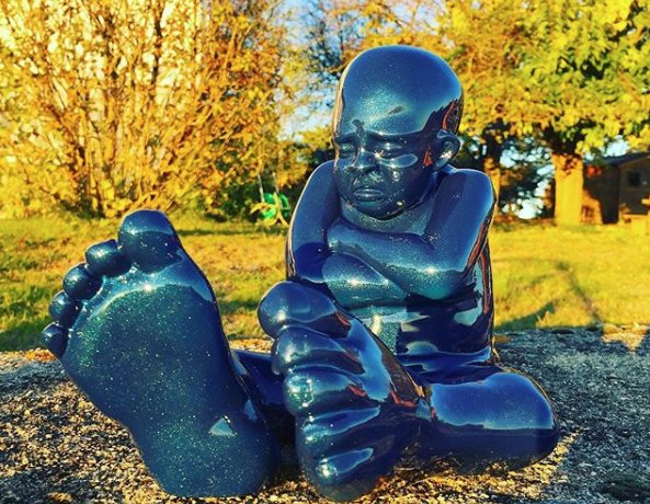 Eager to know more about #Babyfoot, the 13-foot long + 8-foot tall figure that'll call the DDD home come March? Get all the info on the sculpture, mastered by globe-trotting artist, <a href="/IdanZareski/">IdanZareski</a>: bit.ly/2CPj6lW  #DallasDesignDistrict