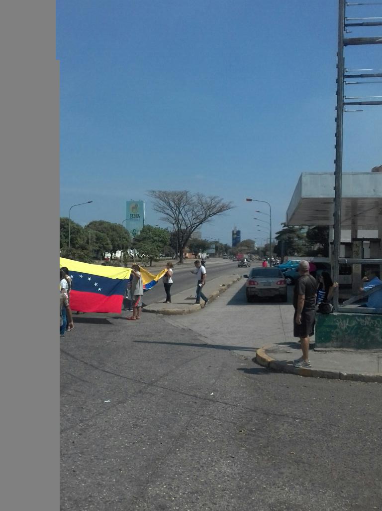 mirodiaz73's tweet photo. El pueblo expresando su descontento con la dictadura y el apoyo al gobierno de transición 🇻🇪❤👏💪🇻🇪 https://t.co/Q8zFKs3uR4
