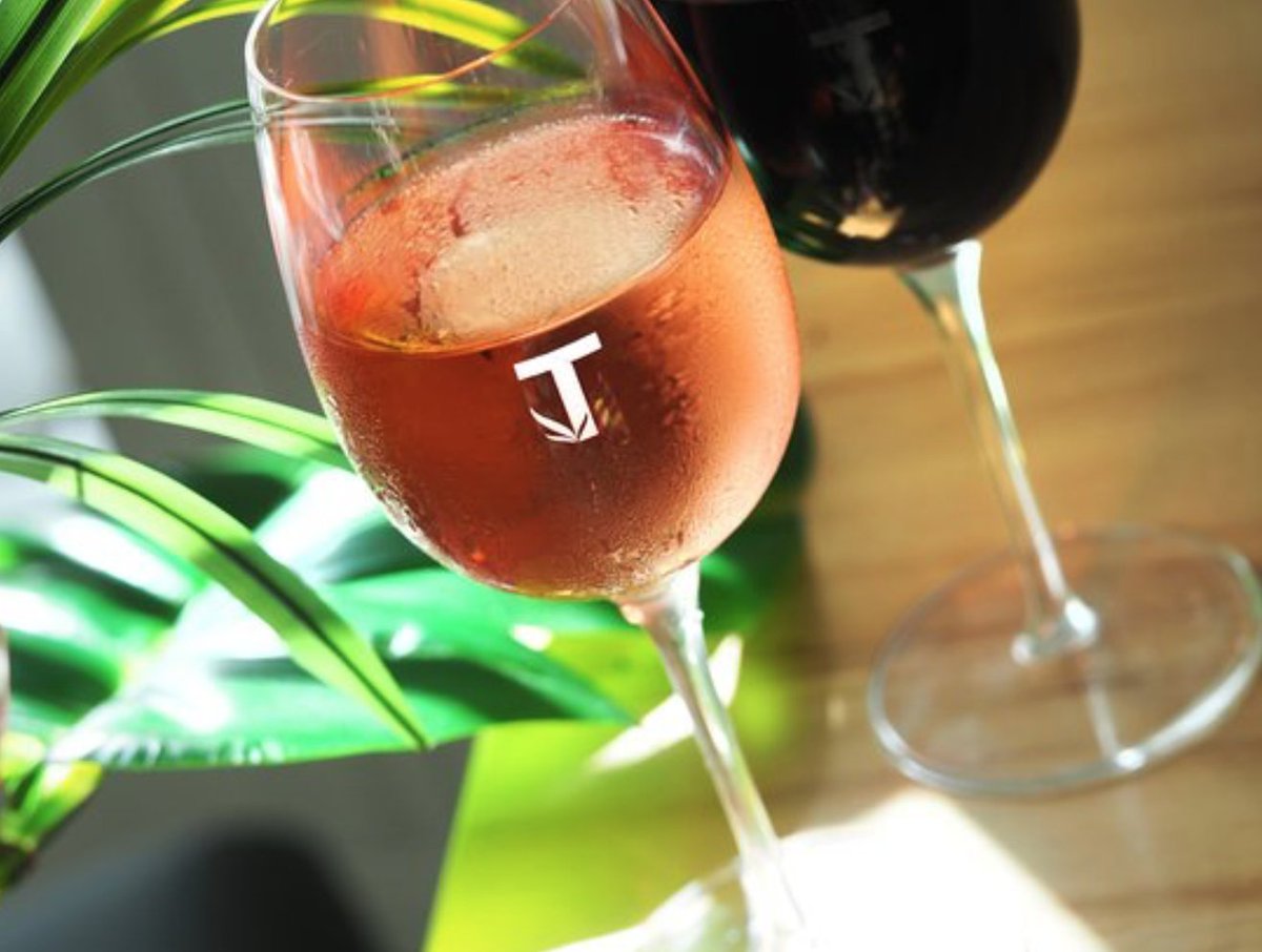 T2Traders's tweet photo. One of our favorite ways to end the day. #winewednesday #sanibeldining #T2Traders #sanibelisland https://t.co/Ls3tKFOEzH