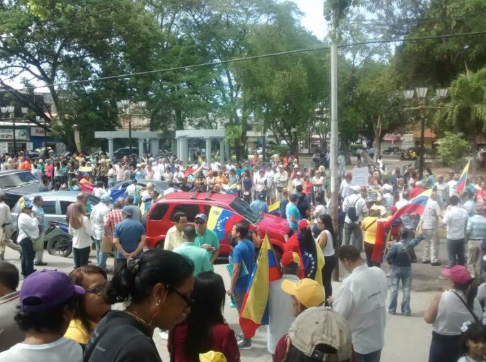 hcapriles's tweet photo. #30Ene · Acarigua · Carúpano · Táchira · Barquisimeto. 
¡Se cumple la primera hora de protesta! Todo el país está en las calles pacíficamente. Hoy más que nunca #TúTambiénTienesRazones para seguir luchando por el futuro! https://t.co/nsRCMSD209