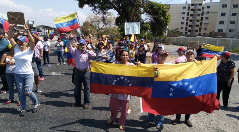 hcapriles's tweet photo. #30Ene · Acarigua · Carúpano · Táchira · Barquisimeto. 
¡Se cumple la primera hora de protesta! Todo el país está en las calles pacíficamente. Hoy más que nunca #TúTambiénTienesRazones para seguir luchando por el futuro! https://t.co/nsRCMSD209