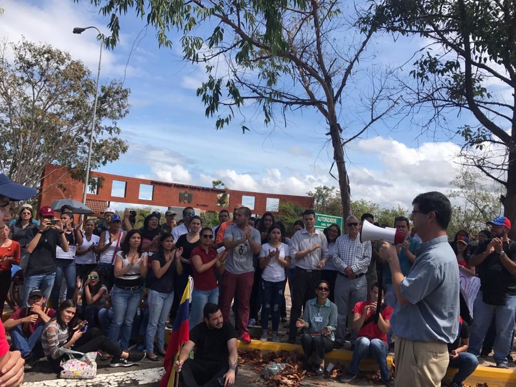 UCABGME's tweet photo. #30ENE El Movimiento estudiantil UCABG se mantiene firme en las calles manifestando su compromiso por el restablecimiento del hilo Contitucional. 

De manera pacífica nos formamos en las calles con una clase magistral.

#Venezuela #UCABG #MovEstudiantil https://t.co/8FLSa6dw8I