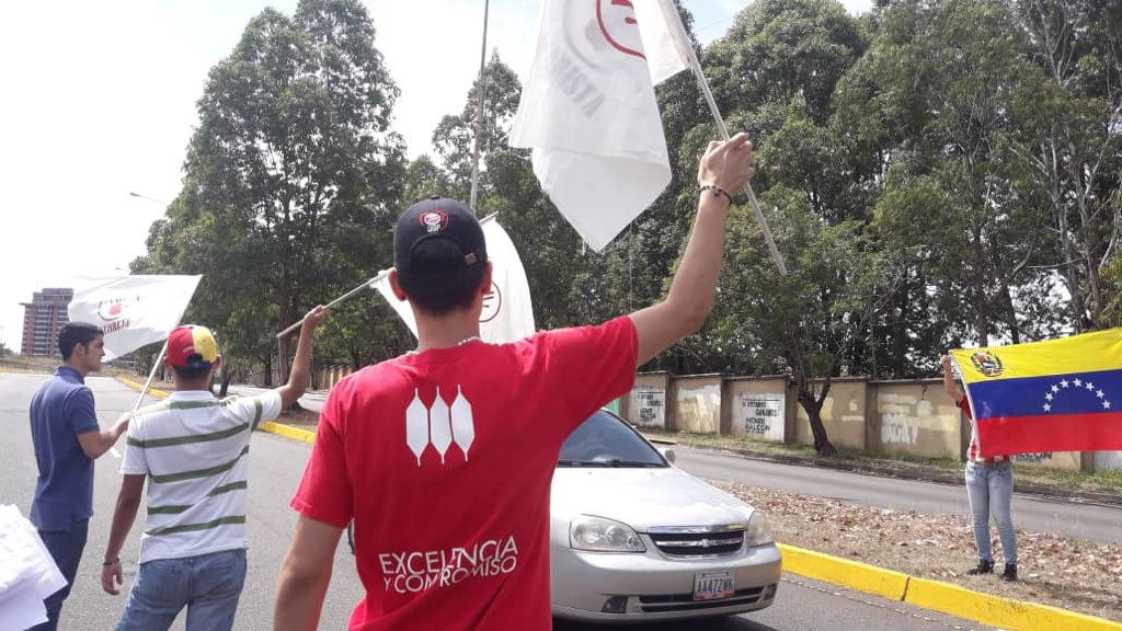 UCABGME's tweet photo. #30ENE El Movimiento estudiantil UCABG se mantiene firme en las calles manifestando su compromiso por el restablecimiento del hilo Contitucional. 

De manera pacífica nos formamos en las calles con una clase magistral.

#Venezuela #UCABG #MovEstudiantil https://t.co/8FLSa6dw8I