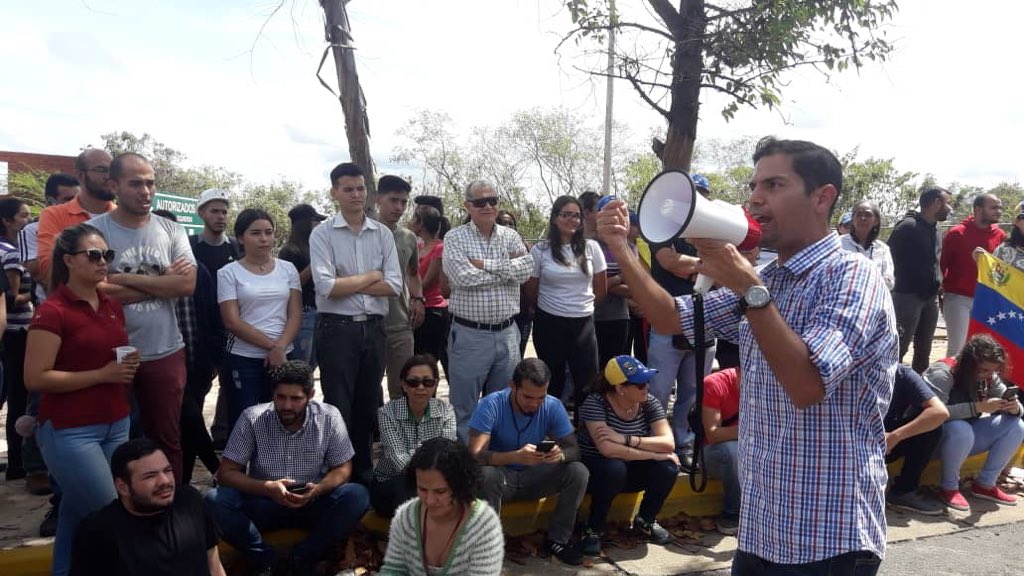 UCABGME's tweet photo. #30ENE El Movimiento estudiantil UCABG se mantiene firme en las calles manifestando su compromiso por el restablecimiento del hilo Contitucional. 

De manera pacífica nos formamos en las calles con una clase magistral.

#Venezuela #UCABG #MovEstudiantil https://t.co/8FLSa6dw8I