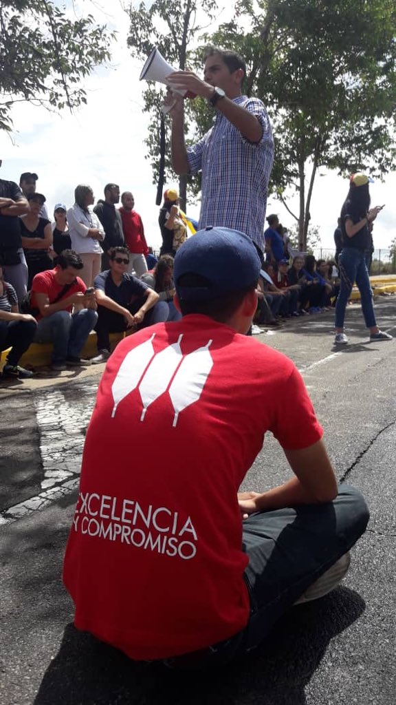 UCABGME's tweet photo. #30ENE El Movimiento estudiantil UCABG se mantiene firme en las calles manifestando su compromiso por el restablecimiento del hilo Contitucional. 

De manera pacífica nos formamos en las calles con una clase magistral.

#Venezuela #UCABG #MovEstudiantil https://t.co/8FLSa6dw8I