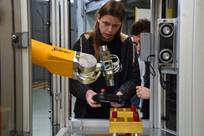 montagnethiers's tweet photo. Trente étudiants pour la finale académique du challenge robotique #Robotfly au lycée Jean-Zay, à #Thiers #PuydeDôme
https://t.co/JTWe9Gqyd3 https://t.co/9x1ge7OMwA