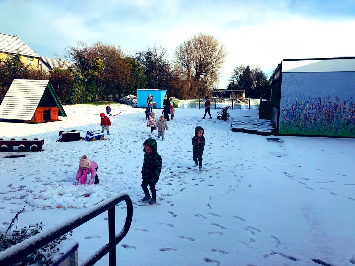 newhutte's tweet photo. The children &amp; staff at Nursery had a fun morning, playing out in the snow ❄️

They enjoyed making snowballs to throw at the staff and worked as a team to built a snowman ☃️

#Snowsley #Halewood https://t.co/Qp1mFkjZGT