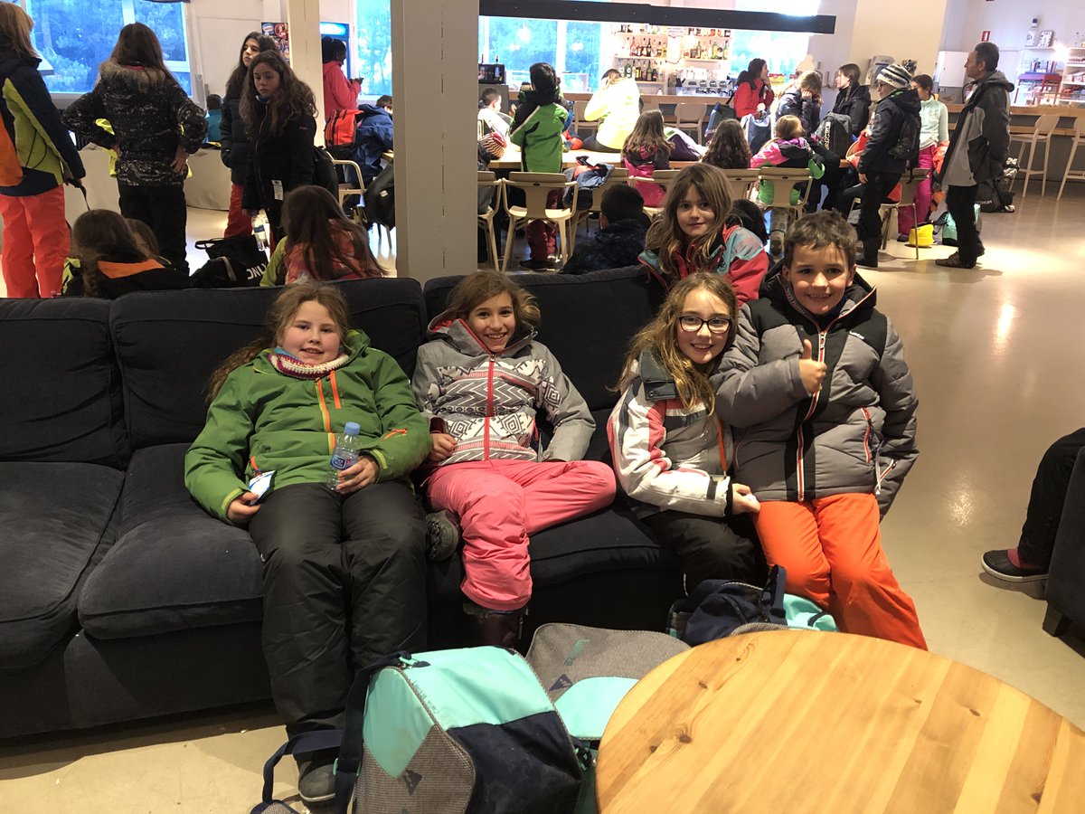 COOPPAIDOS's tweet photo. Un any més es va dur a terme l'esquiada ⛷🏂 de l'Escola Paidos a @MasellaPirineu 🗻 Aquest any hi va haver record d'assistència amb 67 alumnes 👨👩👧👦 Van ser uns dies magnífics on els alumnes van gaudir de la ❄️, de les classes i de molt més 👍 #TotsSomPaidos #SortidesPaidos #Esqui https://t.co/CgiXoI0JzK