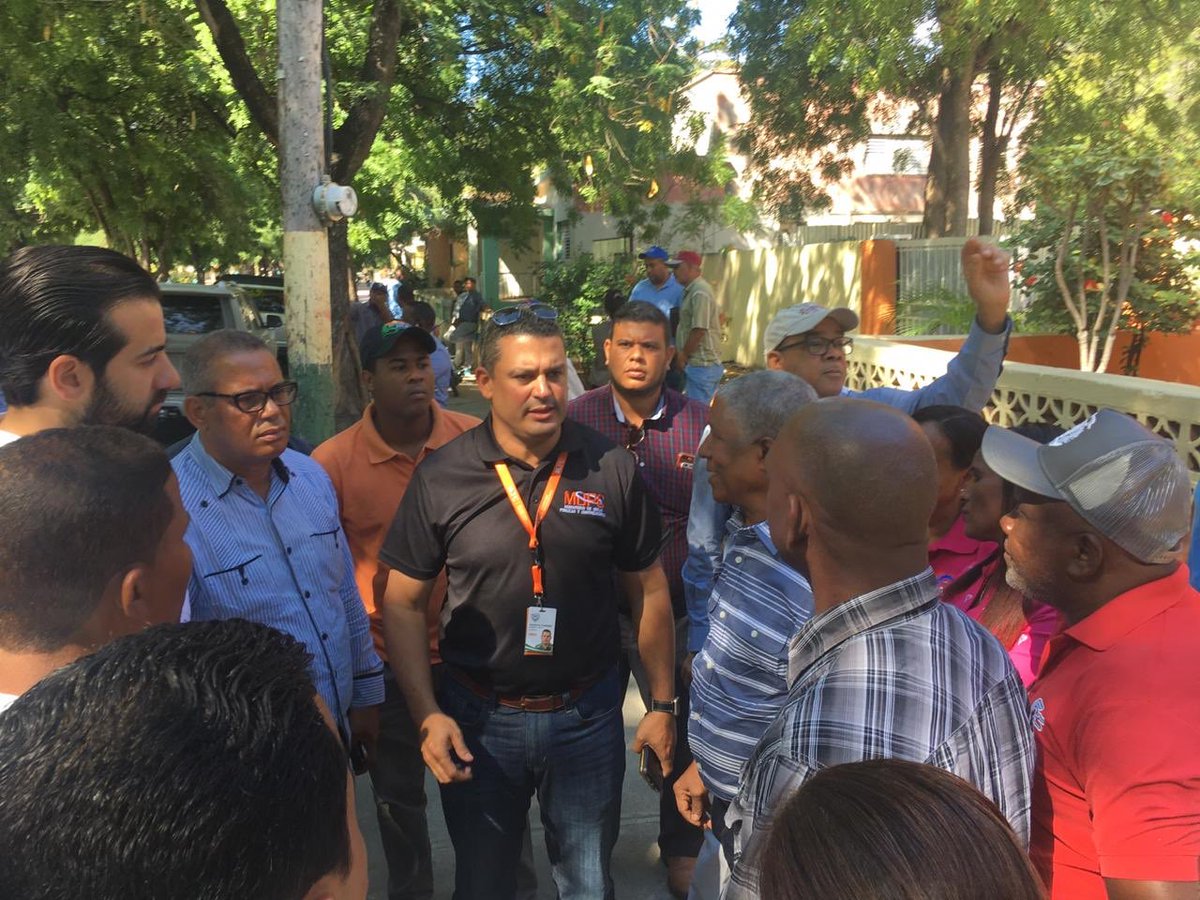 ELBLEYDEVILLA's tweet photo. Recorrido para realizar la intervencion de el ministerio con la construcción de contenes, aceras, movimiento de tierra y asfaltado, me encuentro junto a #AxelPimentel director de #PavimentacionMOPCRD el gobernador, alcalde y junta de vecinos de #Neiba #MantenimientoMOPCRD https://t.co/GiKKMDrSH1