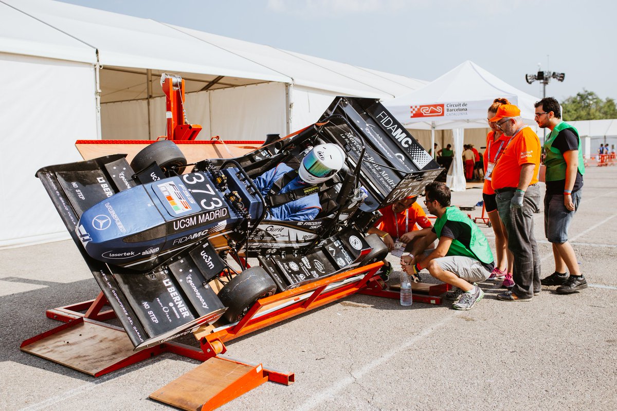 MADFormulaTeam's tweet photo. #12daysofcomp 3/12:
Antes de salir a pista hay que superar la inspección técnica. 🏎🔍
#FSSpain2018
.
#12daysofcomp 3/12:
Before going on track you have to pass the technical inspection. 🏎🔍
#FSSpain2018 https://t.co/zoOqjJ4ZMS