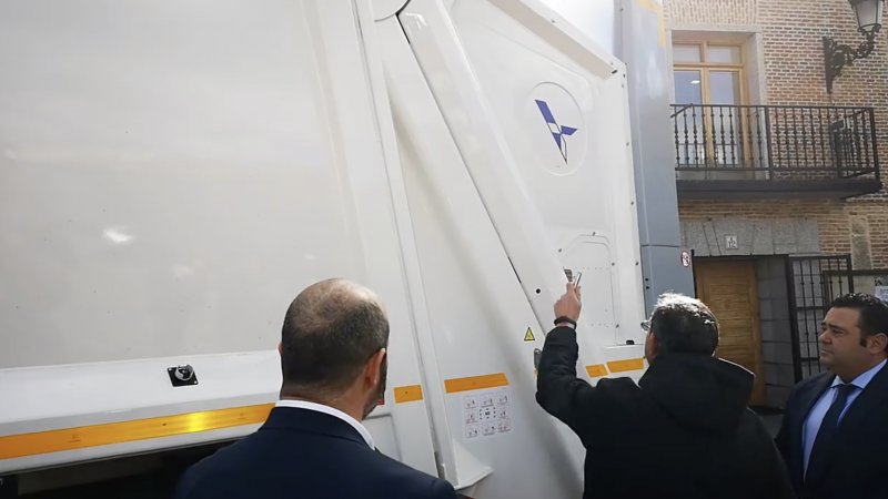 El PP bendice un camión de basura | orgullodeser.com/friki/el-pp-be…