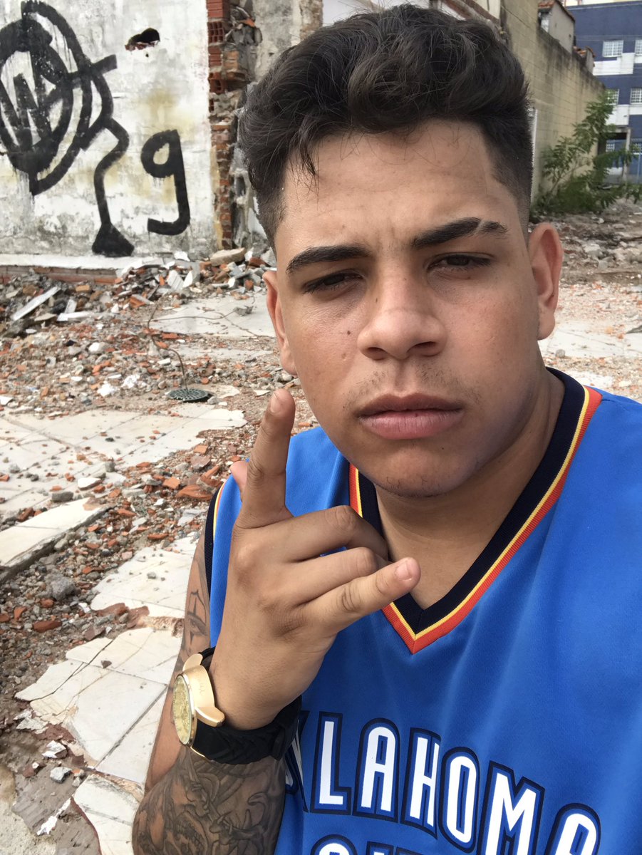 luuuuukka's tweet photo. A luz no fim do túnel só vc pode acender 💥👽💭 https://t.co/R4EM8efi9V