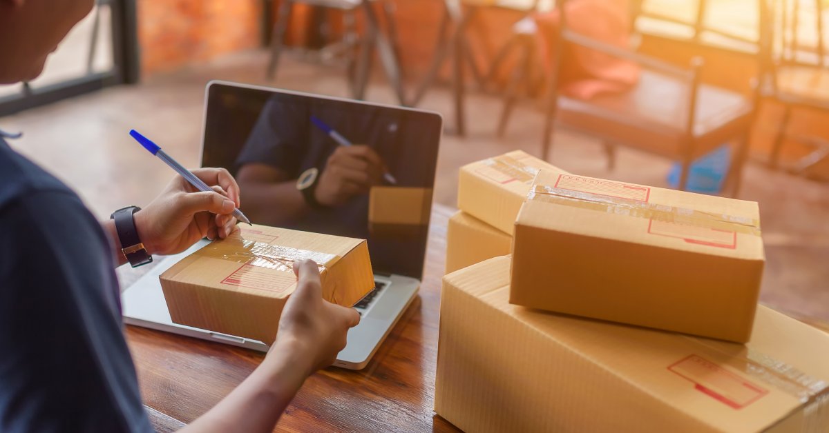 When it comes to finding more customers, don’t be confined by geography. We ship to anywhere in North America, so you can have a client base that stretches from coast to coast! bddy.me/2Wo5FCm #shipping #printing #print 📦