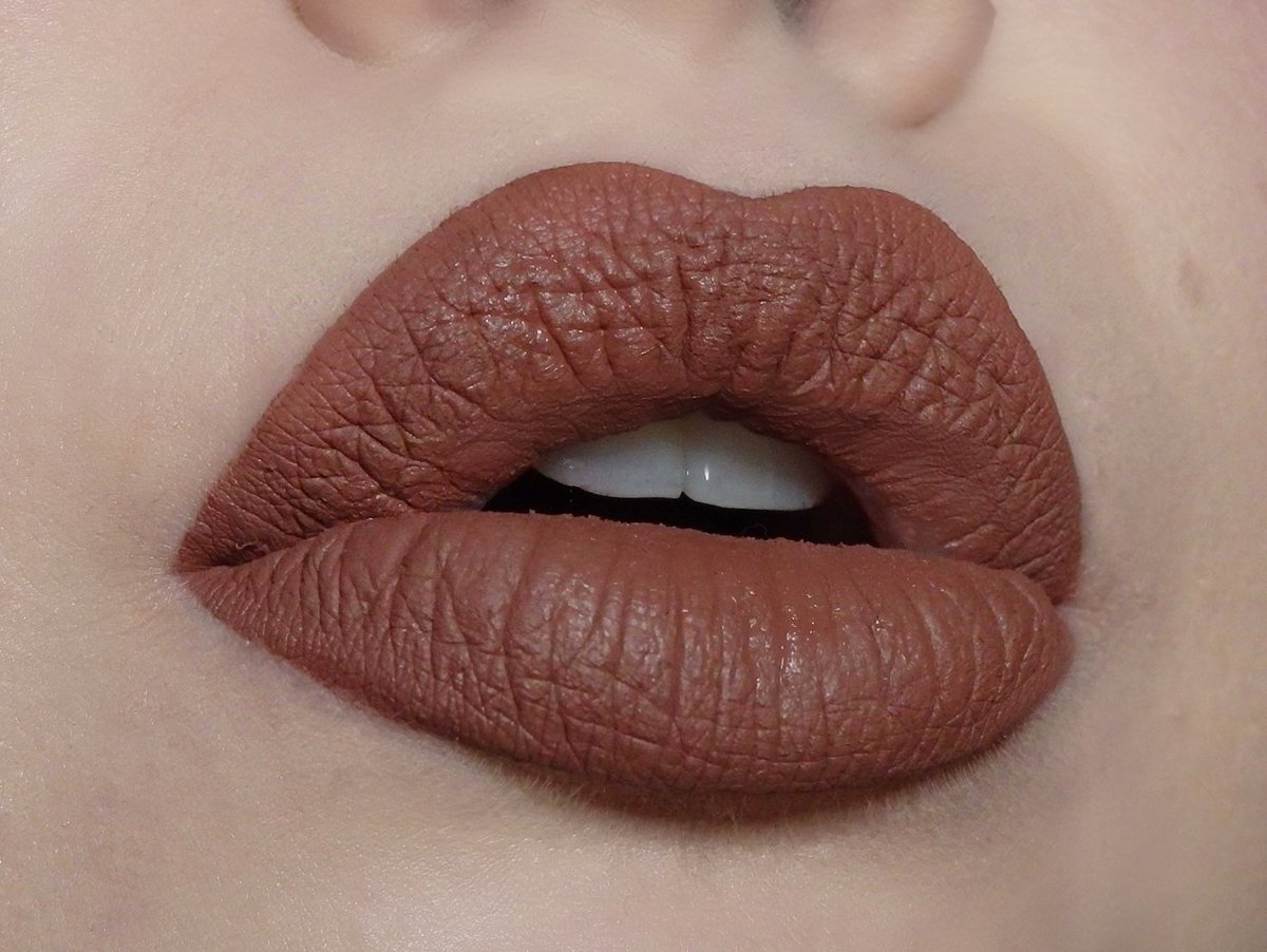 Zuricosmetics1's tweet photo. No words just lips. Gorgeous color “PARIS”, this colour is a MOOD! 😍
.
.
.
.
#mattelipstick #mattelips #crueltyfreemakeup #parabenfreemakeup #thenudecollection #zuricosmetics #beautybloggers #mood https://t.co/WEK82VCZte